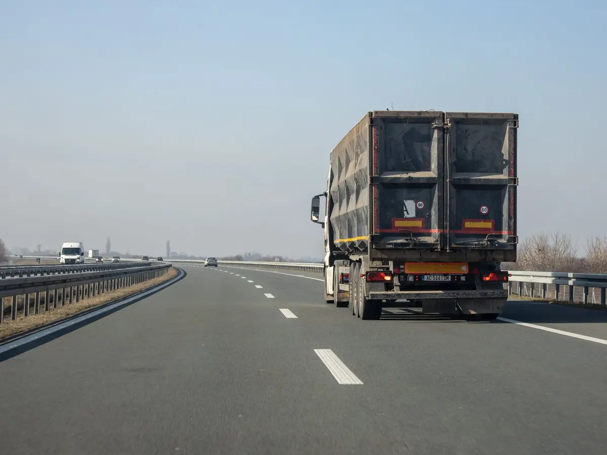 Camion de transport de marchandises roulant sur une autoroute