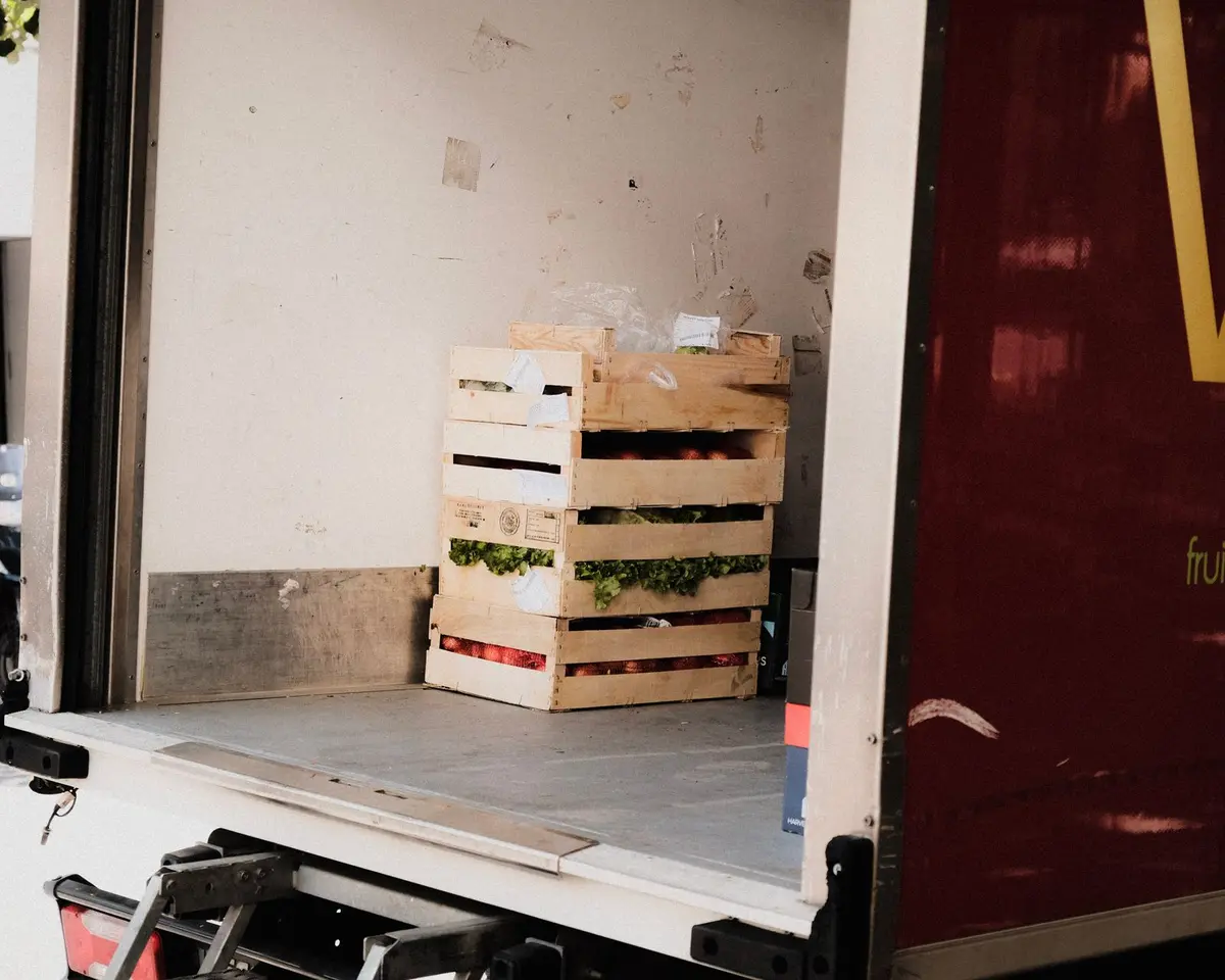 Caisses chargées à l’arrière d’un camion équipé d’un hayon